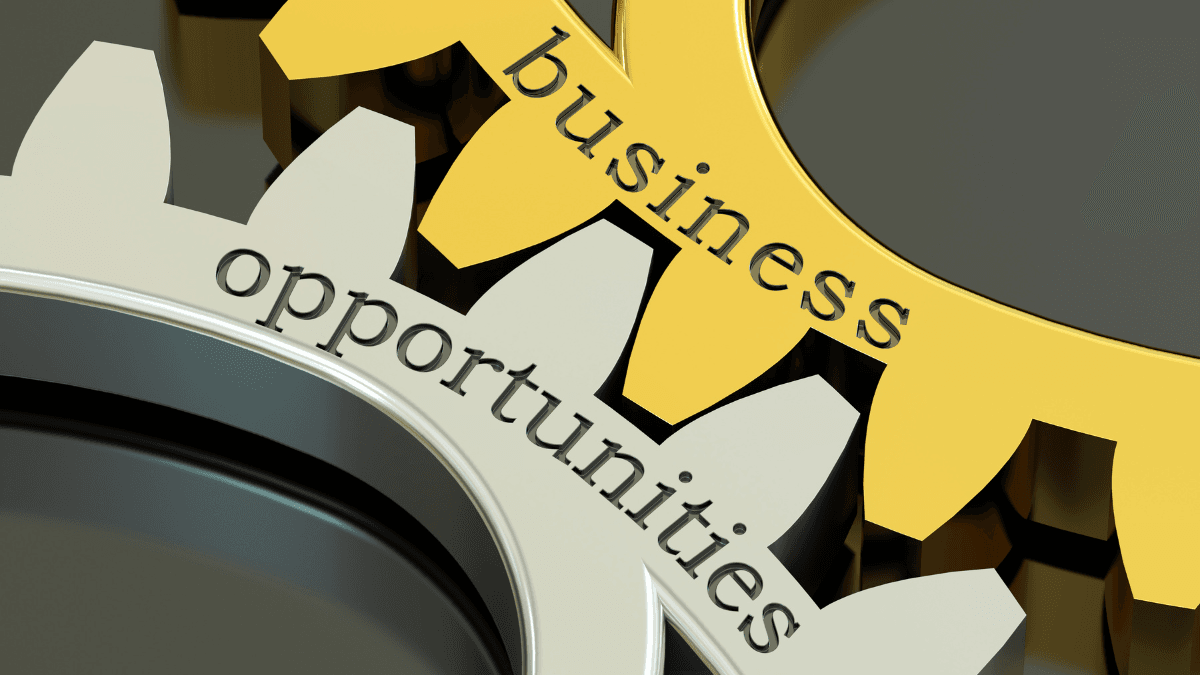 Dos engranajes perfectamente encajados, uno de color dorado con la palabra «business» escrita en él y el otro de color plateado con la palabra «opportunities» escrita en él, representando la oportunidad del dropshipping en Latinoamérica.